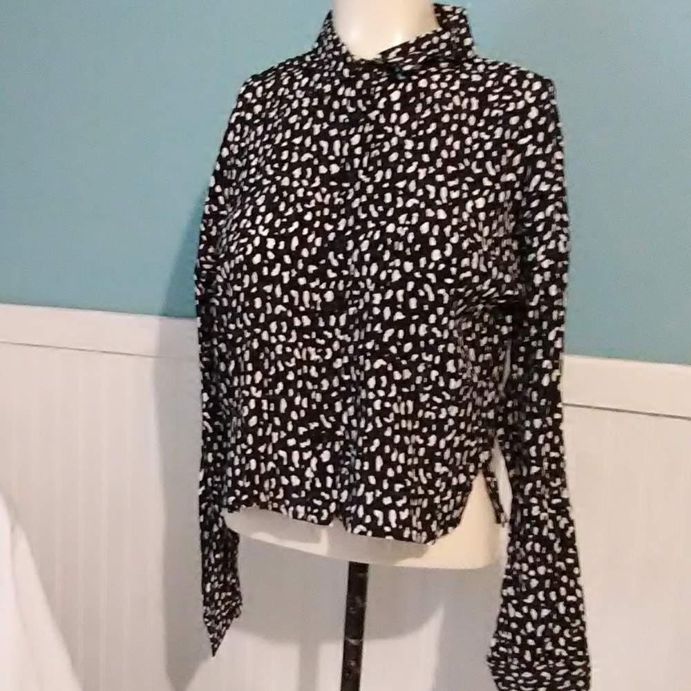 SALE Forever 21 Button Down Crop Top. Size M - Picture 1 of 6